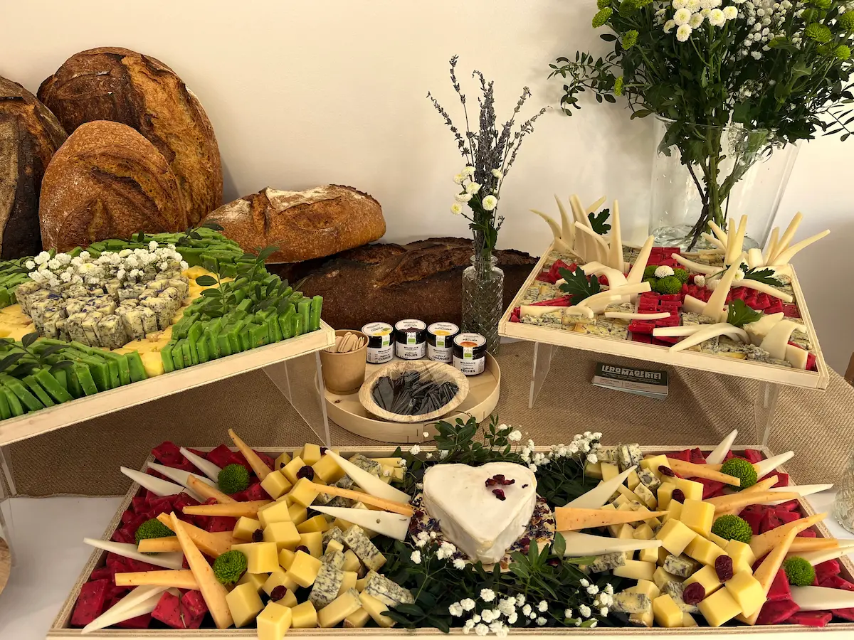 buffet Buffet de fromages artisanaux et spécialités locales présenté à la fromagerie marie